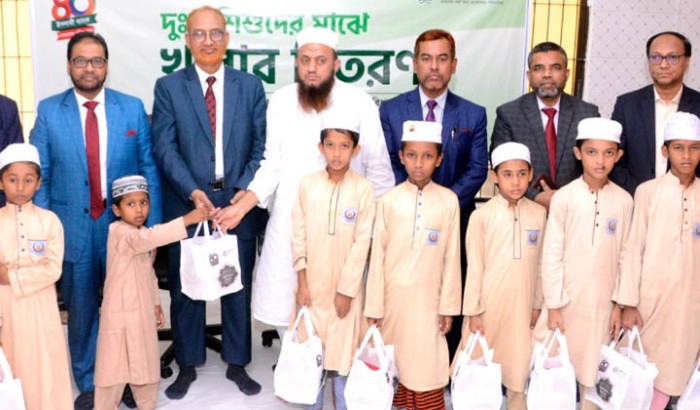 দেশব্যাপী দুঃস্থ শিশুর মাঝে খাবার বিতরণ করলো ইসলামী ব্যাংকি