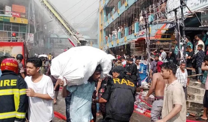 জীবনের ঝুঁকি নিয়েই মালামাল বের করছেন ব্যবসায়ীরা